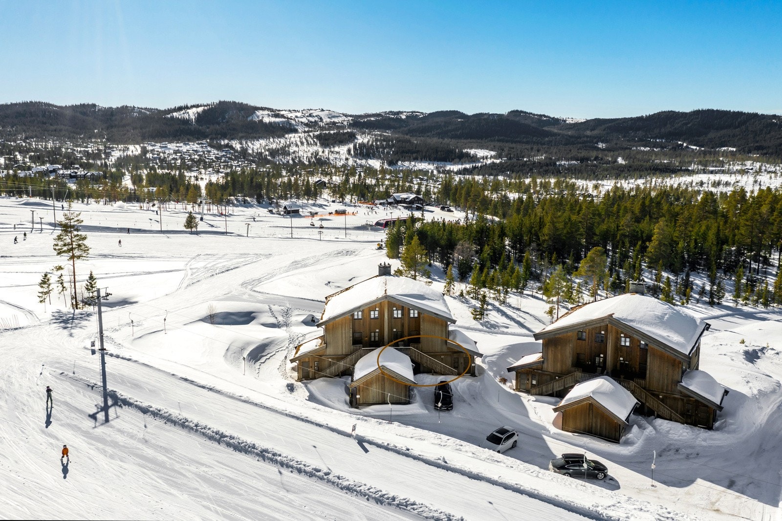 Nesfjellet Alpin byr på totalt 6 heiser og 14 nedfarter, skiutleie, skiskole, skibutikk og kvalitetsmat. Galleribilde
