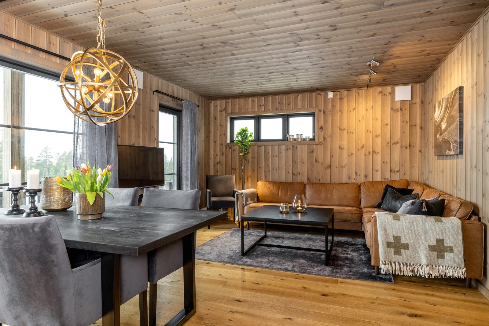 De mange vinduene får frem den fine utsikten mot omkringliggende fjell og slipper inn godt med dagslys. Galleribilde
