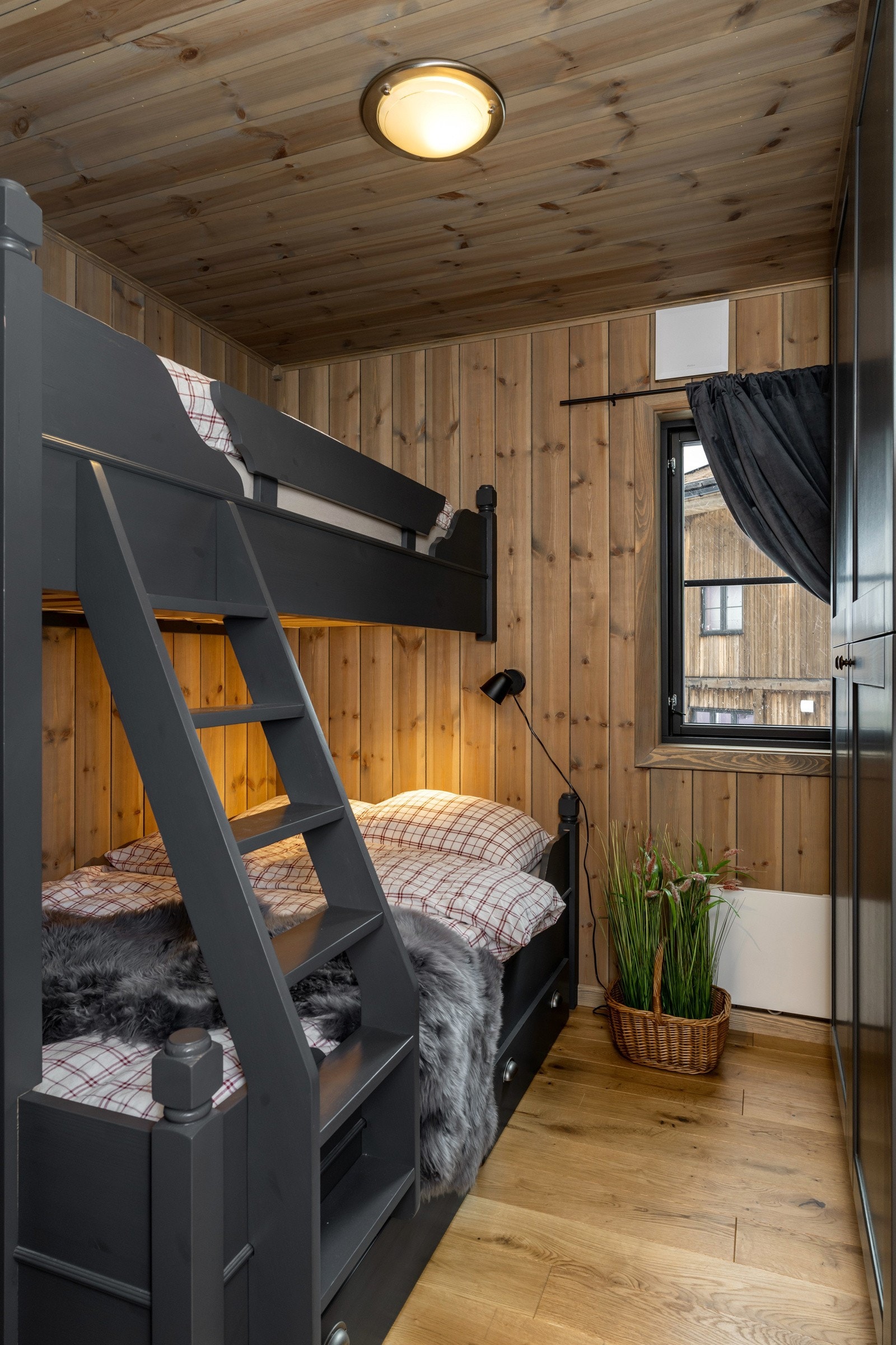 Hovedsoverommet er innredet med dobbeltseng, og de to andre er innredet med familiekøye. Galleribilde