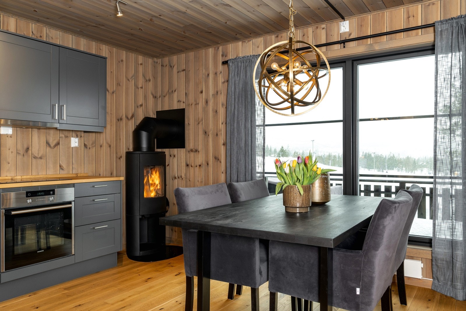 I stuen er det god plass til både spisestue og sofagruppe. Galleribilde