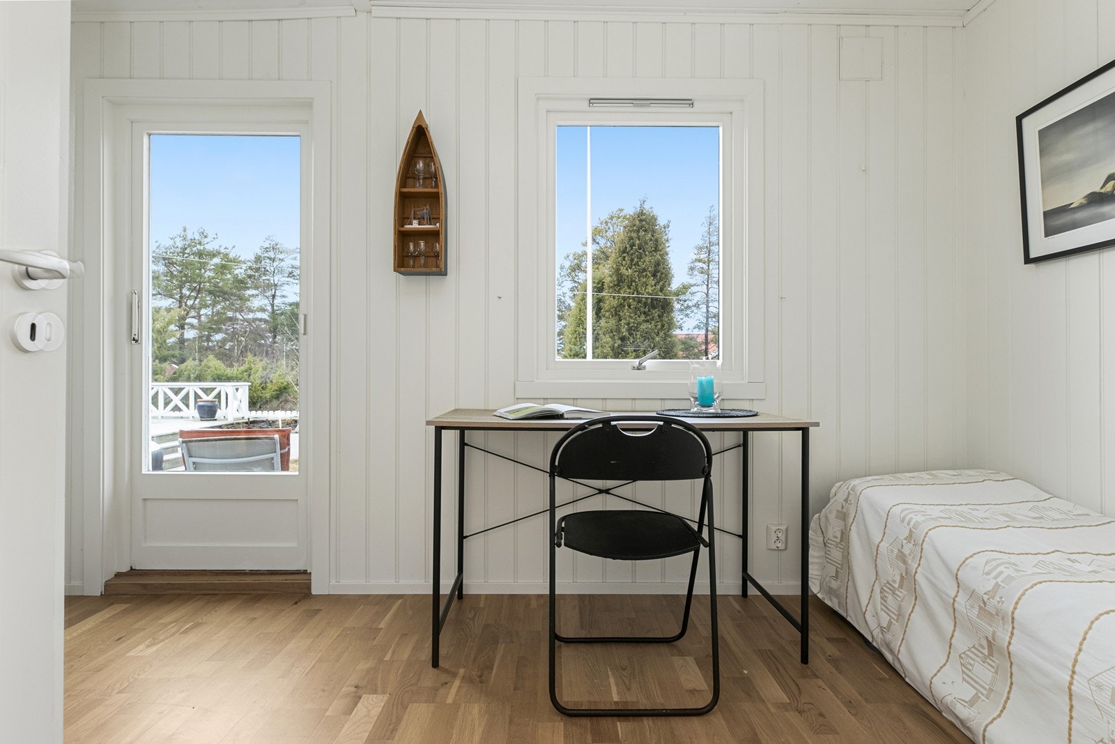 Dette soverommet (3) har adkomst til terrassen og god plass til oppbevaring. Galleribilde