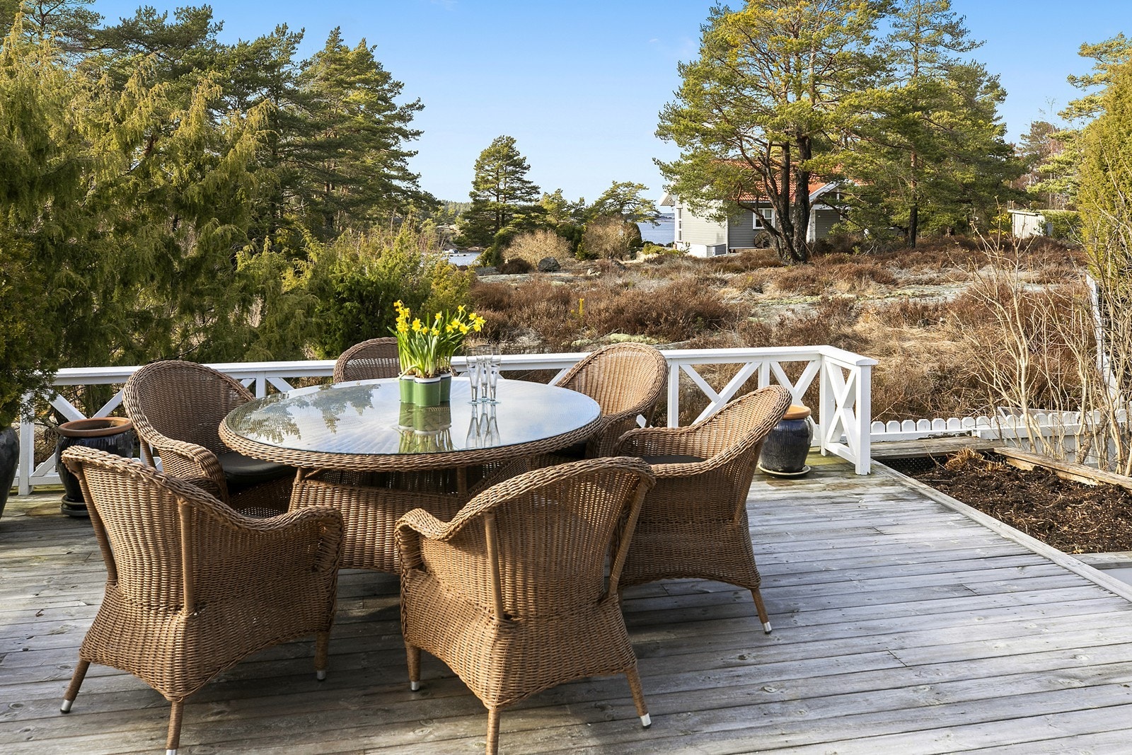 Naturtomt rundt eiendommen. Her er det flott å ha middager med utsikt ned til vannet. Galleribilde