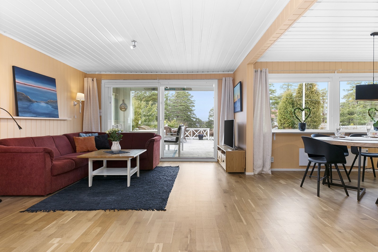 Eiendommen har oppvarming med varmepumpe, peis, varmekabler og elektriske varmeovner. Galleribilde