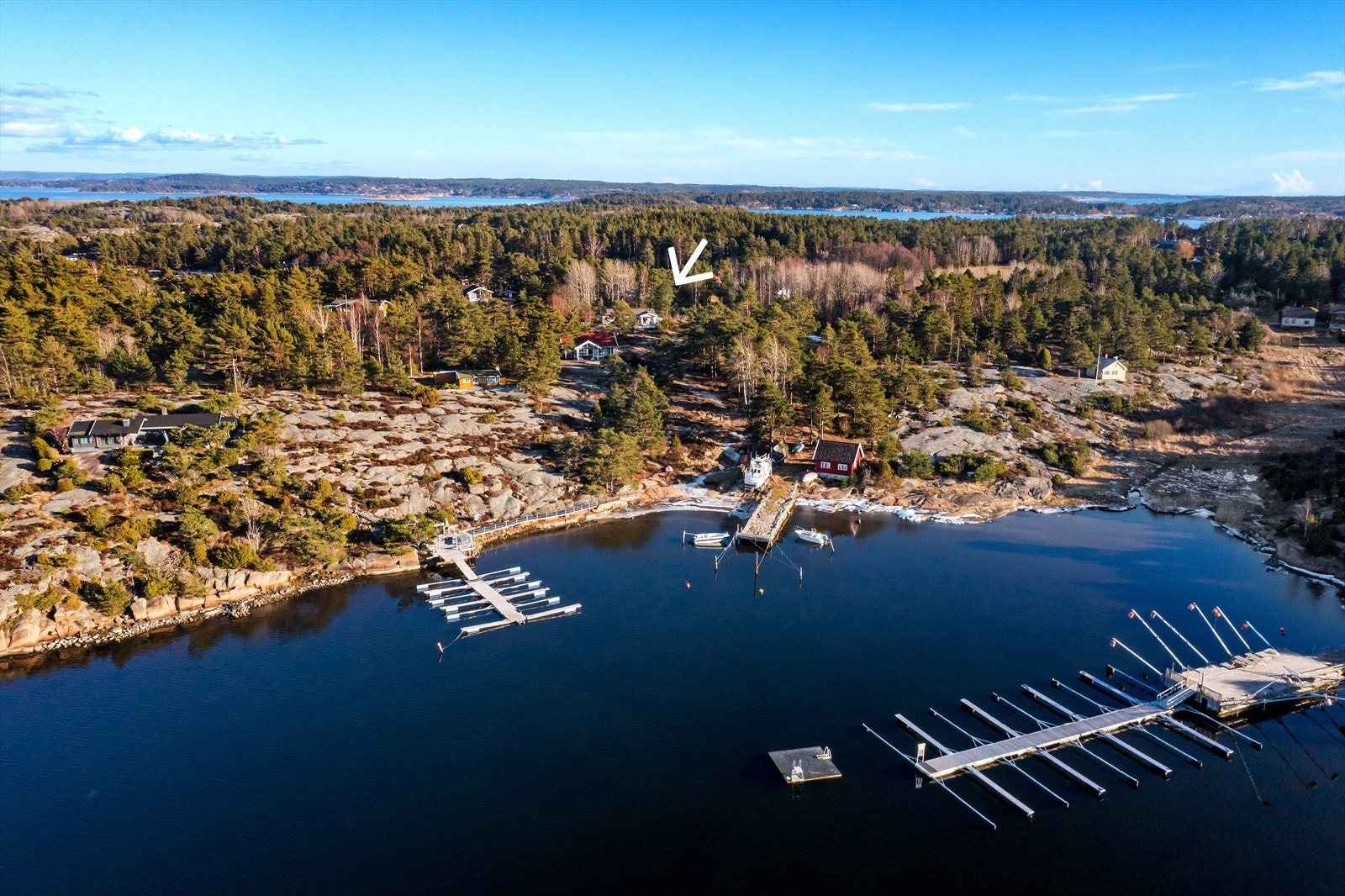 Eiendommen ligger i idyllisk hytteområde ved Lønnvikbukta på Spjærøy. 150 m til båtplass på felles brygge og grillplass.
Hvalers fantastiske skjærgård rett utenfor hyttedøra med Skjærhalden og Strømstad kun en liten båttur unna. Flotte turområder. Galleribilde