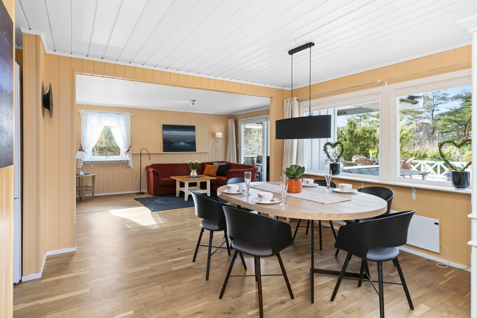 Hytta har god plass til plassering av både sofagruppe og større spisebord. Galleribilde