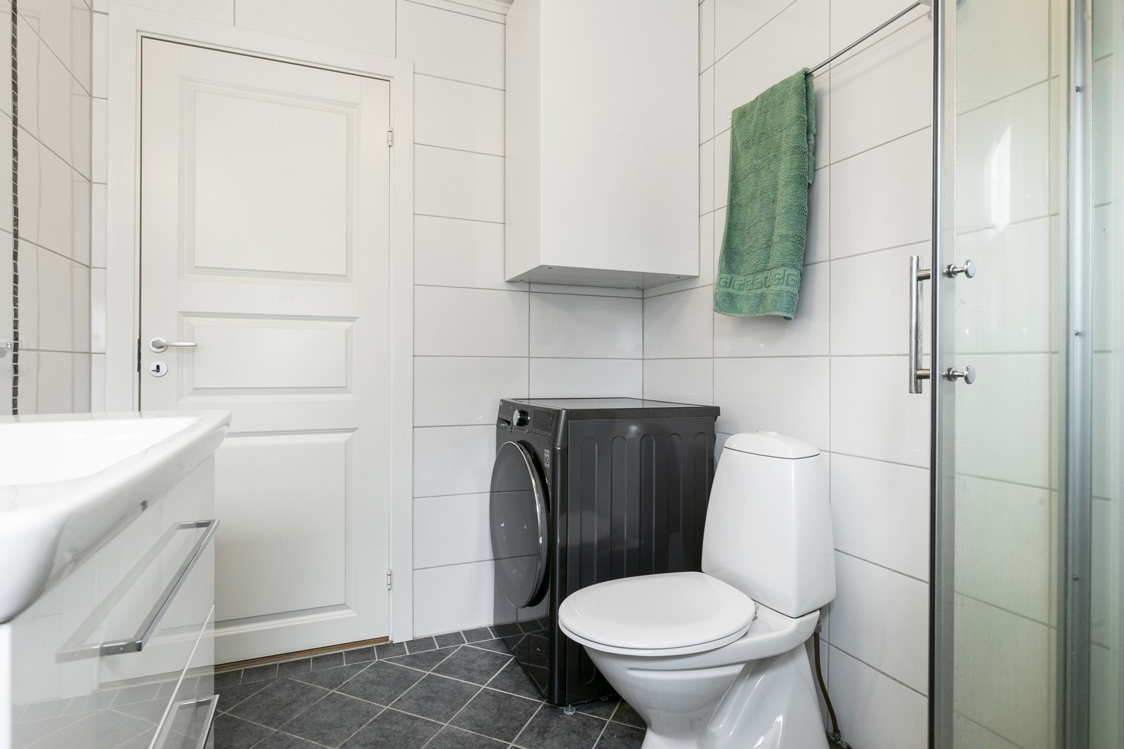Varme i gulv på bad og opplegg for vaskemaskin. Galleribilde