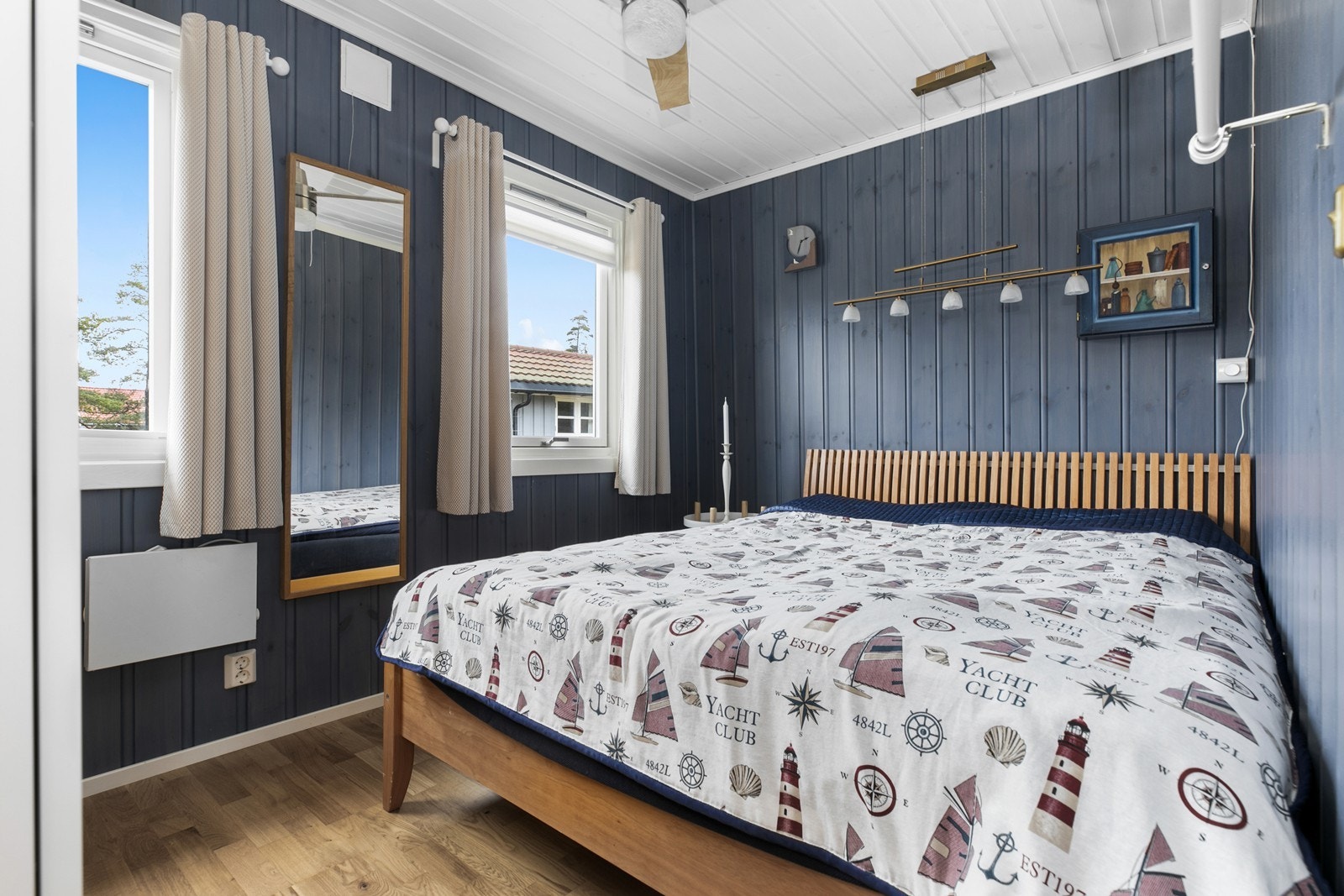 Hovedsoverom med plass til dobbeltseng og behagelig veggfarge (1). Galleribilde