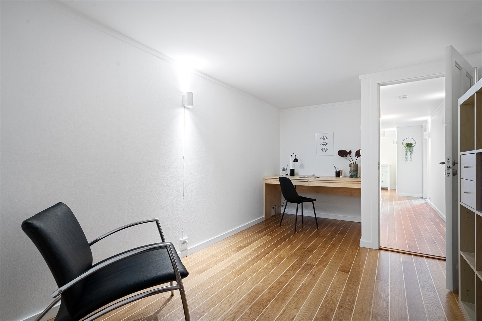 Gang som har blitt brukt som et kontor (ikke godkjent oppholdsrom). Gangen skiller hoveddelen fra utleiedelen. Galleribilde