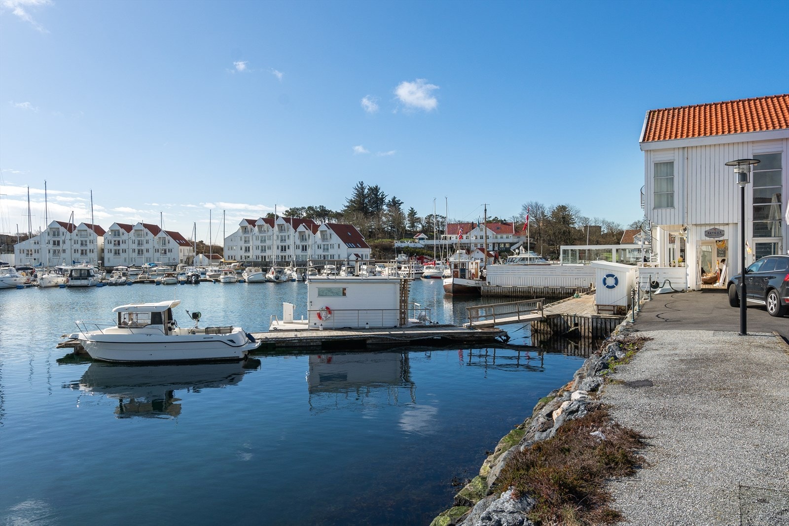 Tananger Havn. Her kan man nyte ferske krabbe fra krabbeutsalget ved småtbåthavnen. Galleribilde