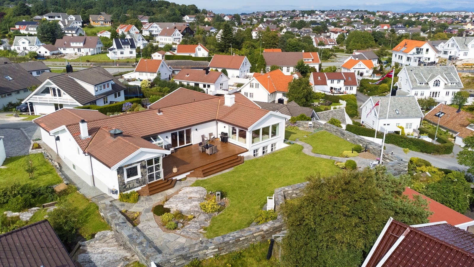 Lekker oppdalskifer er lagt flere steder på eiendommen. Galleribilde