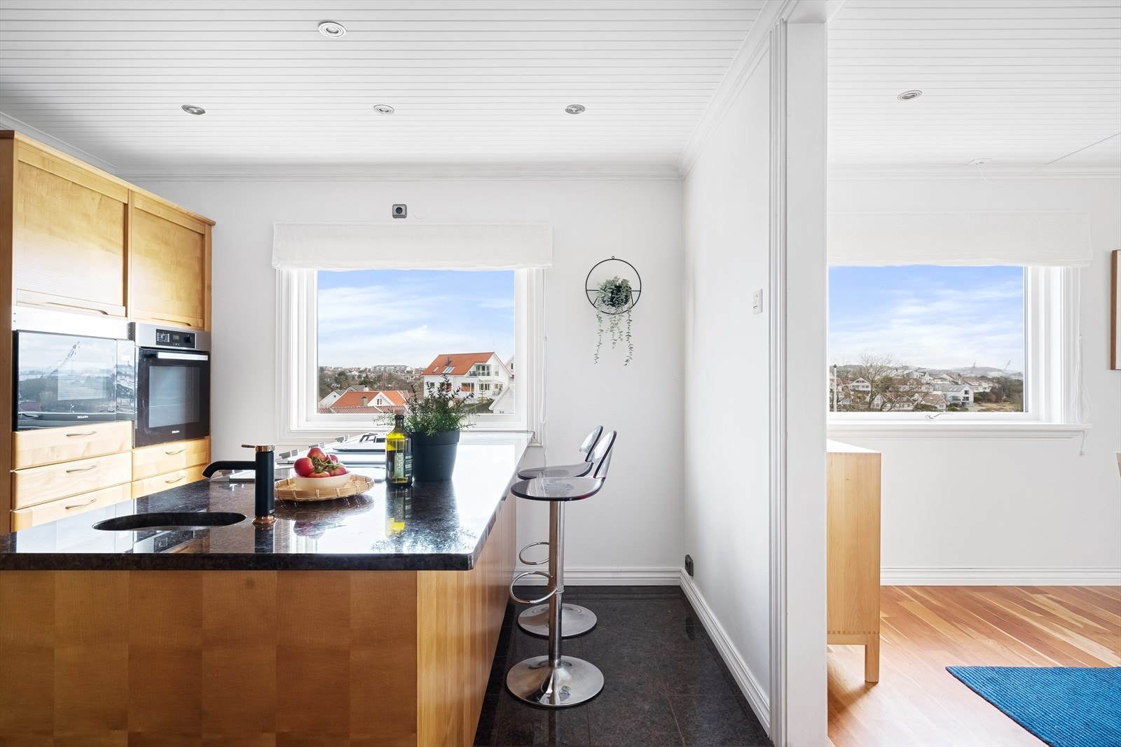 Moderne blandebatteri med underlimt vask. Planløsning gjør det kjekt å lage mat og å underholde gjester. Galleribilde