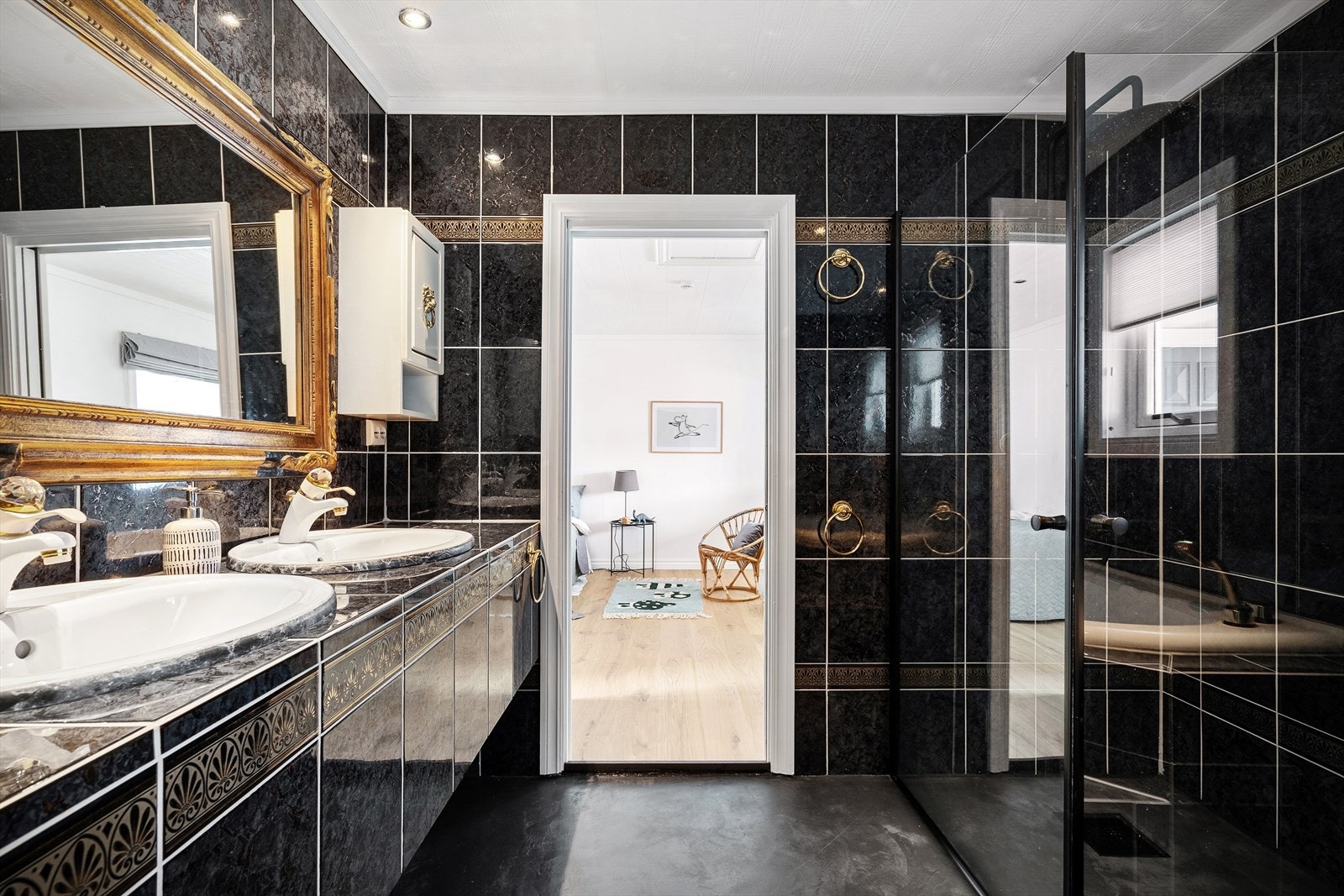 Råflott flislagt bad i herskapelig stil med mikrosement på gulv og spotter i tak. Moderne innredning med dobbel servant og blandebatteri i flott stil. Galleribilde
