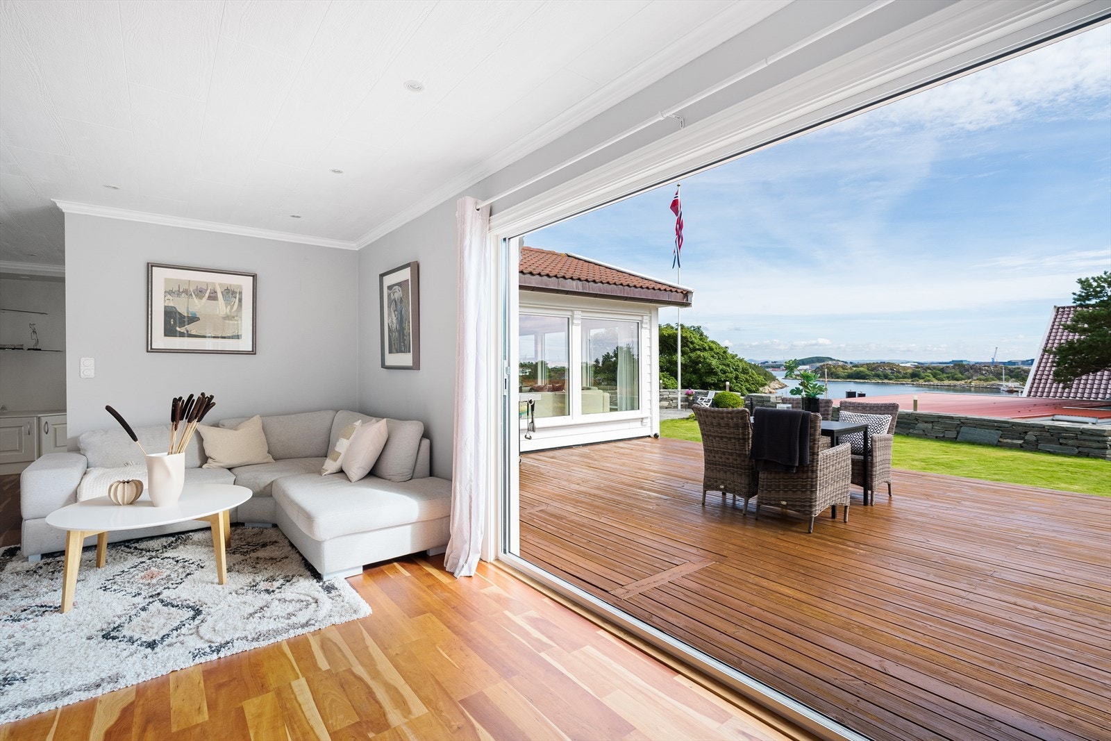 Stor terrasse med god plass til utemøbler og grill. Her kan du nyte utsikten, mens du finner roen. Galleribilde