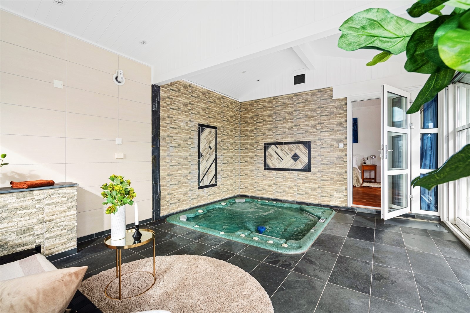 Lekkert flislagt spa-rom med jaquzzi. Galleribilde