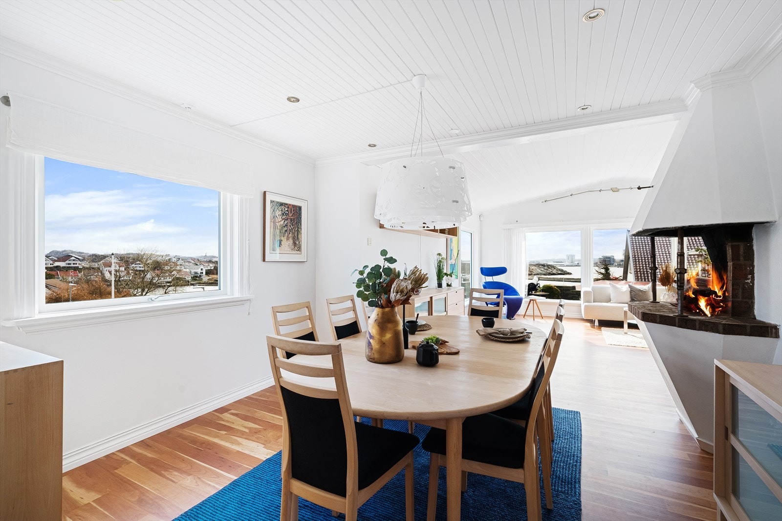 Plass til stort spisebord i spisestue. Spotter i tak og flott utsikt i flere retninger. Galleribilde