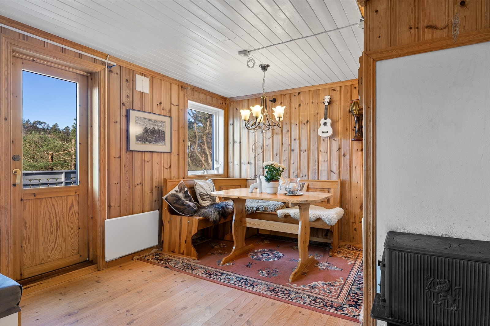 Spiseplass i tilknytning til kjøkkenet med utgang til terrassen. Galleribilde