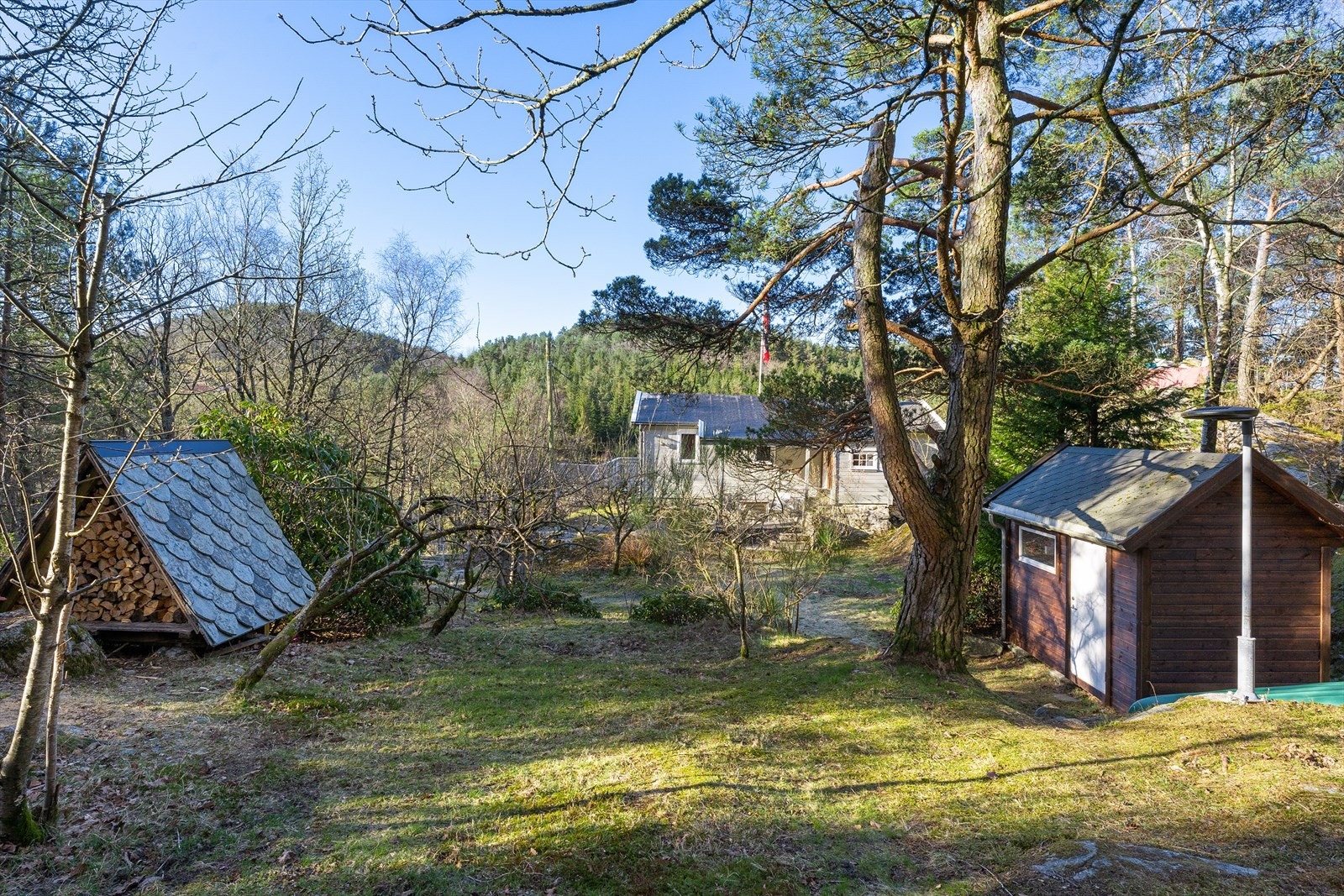 God tumleplass for store og små. Hele eiendommen ble nylig inngjerdet. Galleribilde