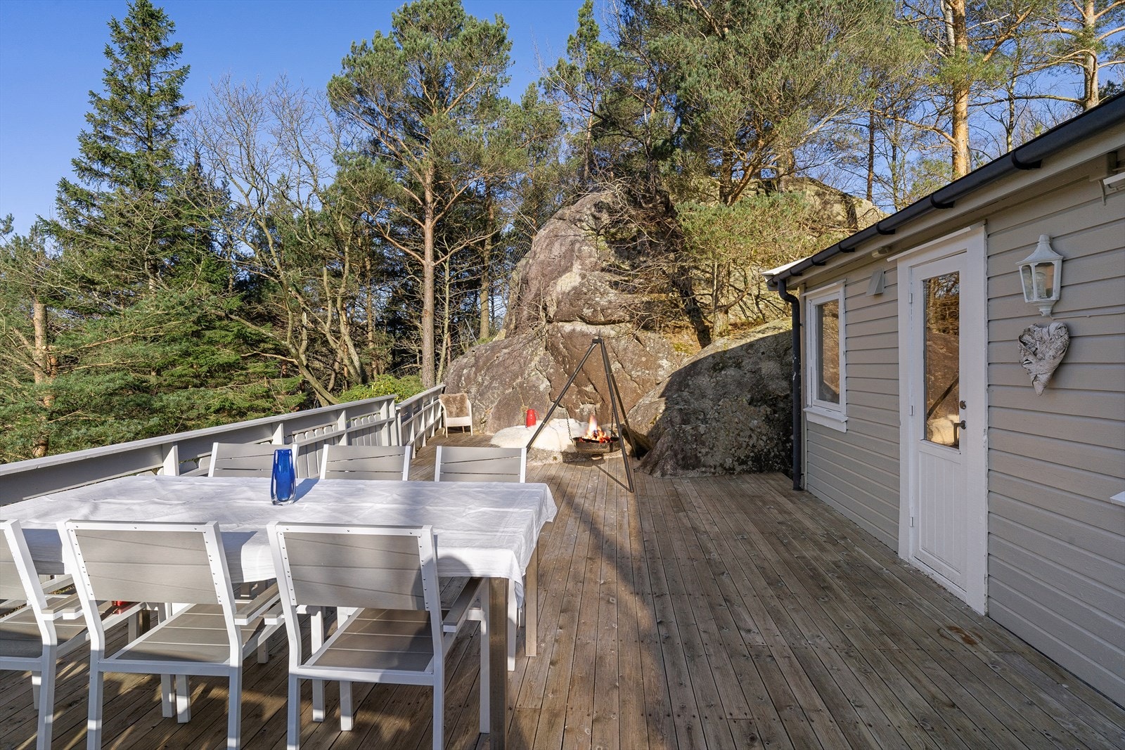 Hytten ble malt i 2021. Nytt sikringsskap utført av faglært i nyere tid. Galleribilde