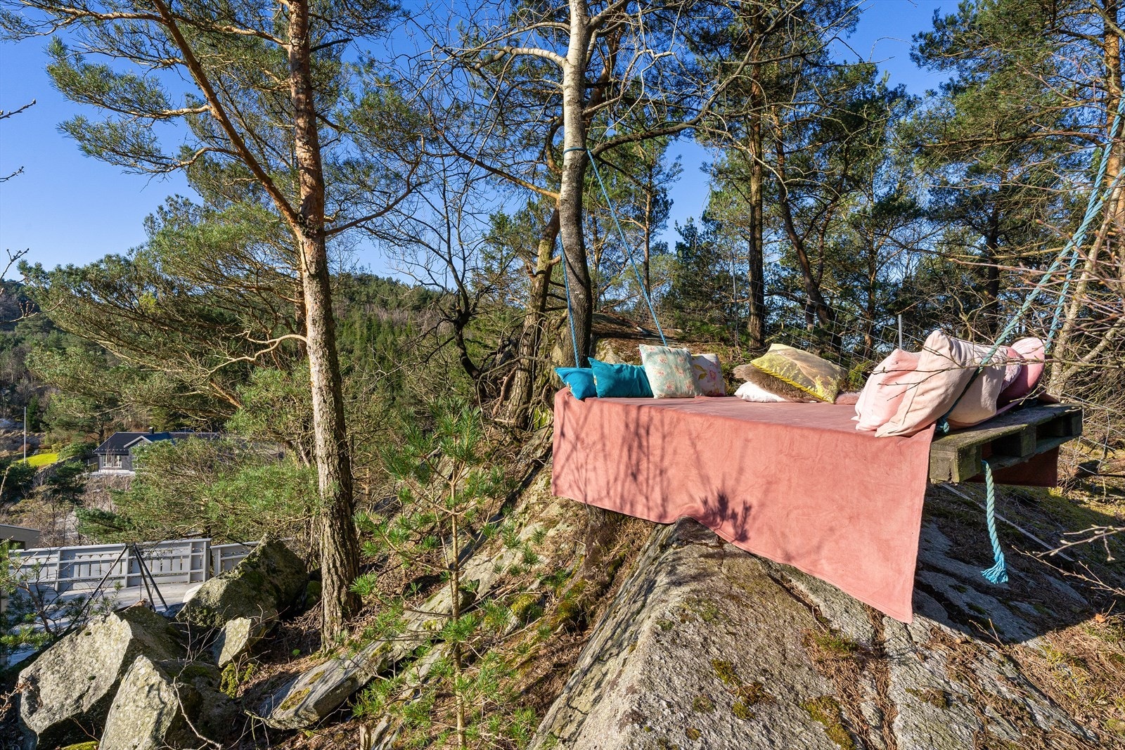 En stor naturtomt gir mange muligheter. Her med en herlig, hjemmelaget hengekøye! Galleribilde