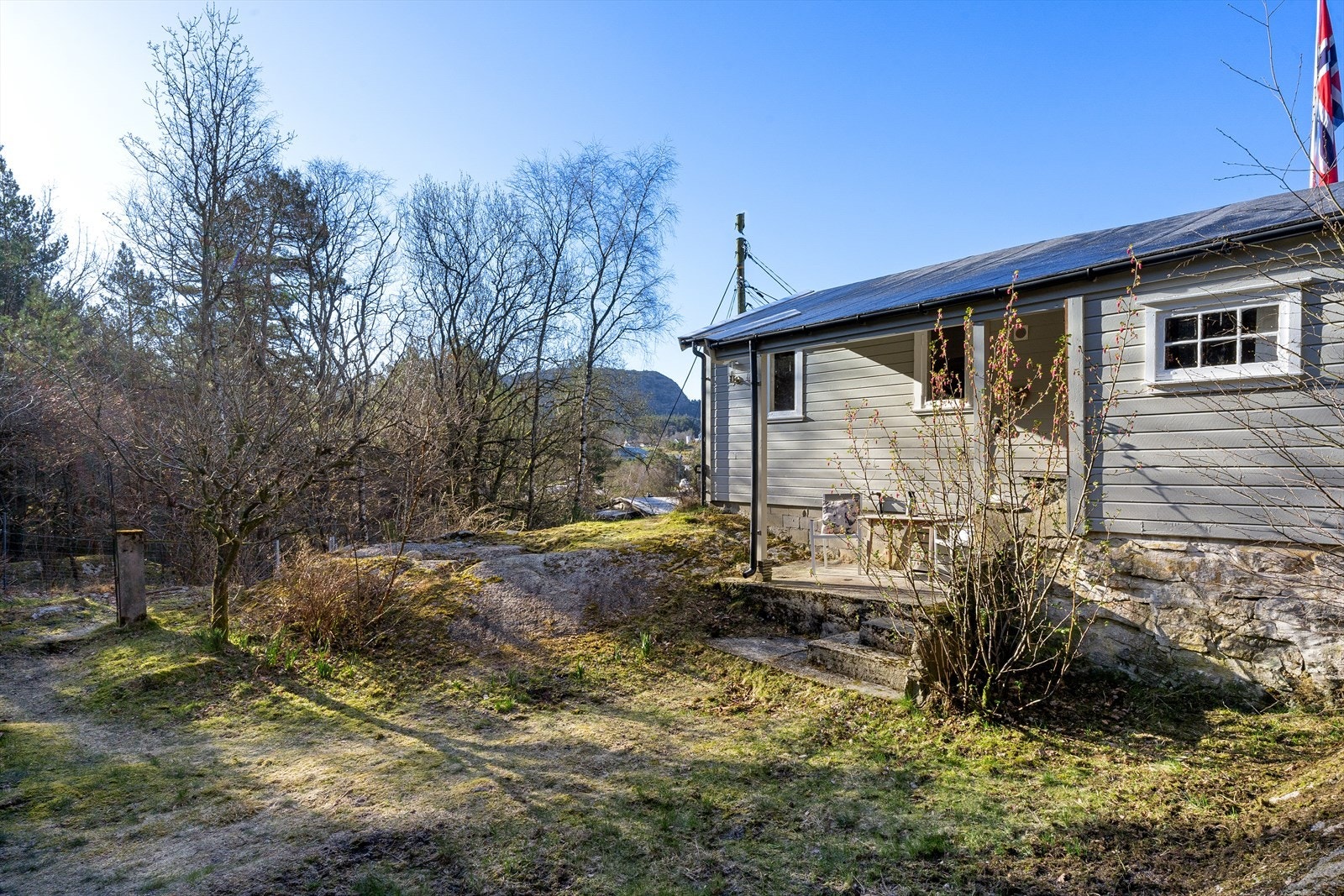 Adkomst til hytten via en sti som går fra veien. Galleribilde