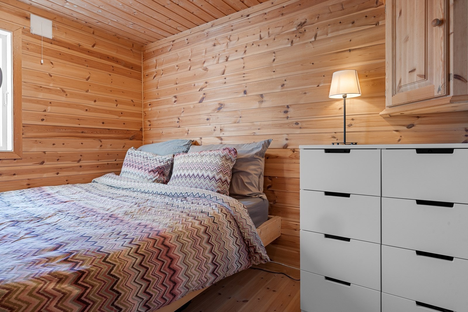 Soverom 1 av 3 i hytten. Totalt 5 sengeplasser i hytten + 2 i annekset. Galleribilde