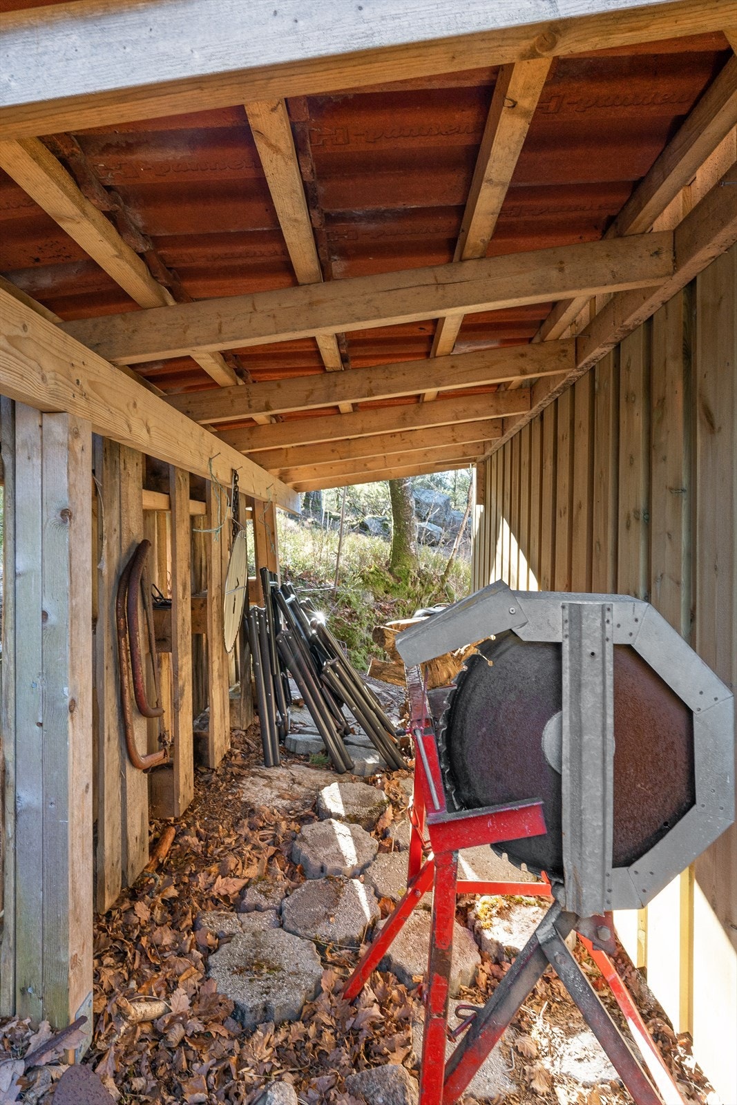 Vedskjul i bakkant av dette annekset. Galleribilde