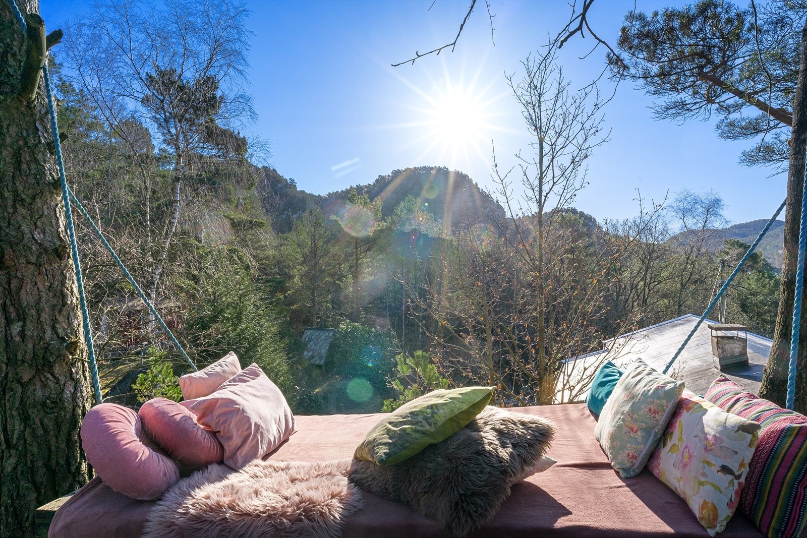 En stor naturtomt gir mange muligheter. Her med en herlig, hjemmelaget hengekøye! Galleribilde