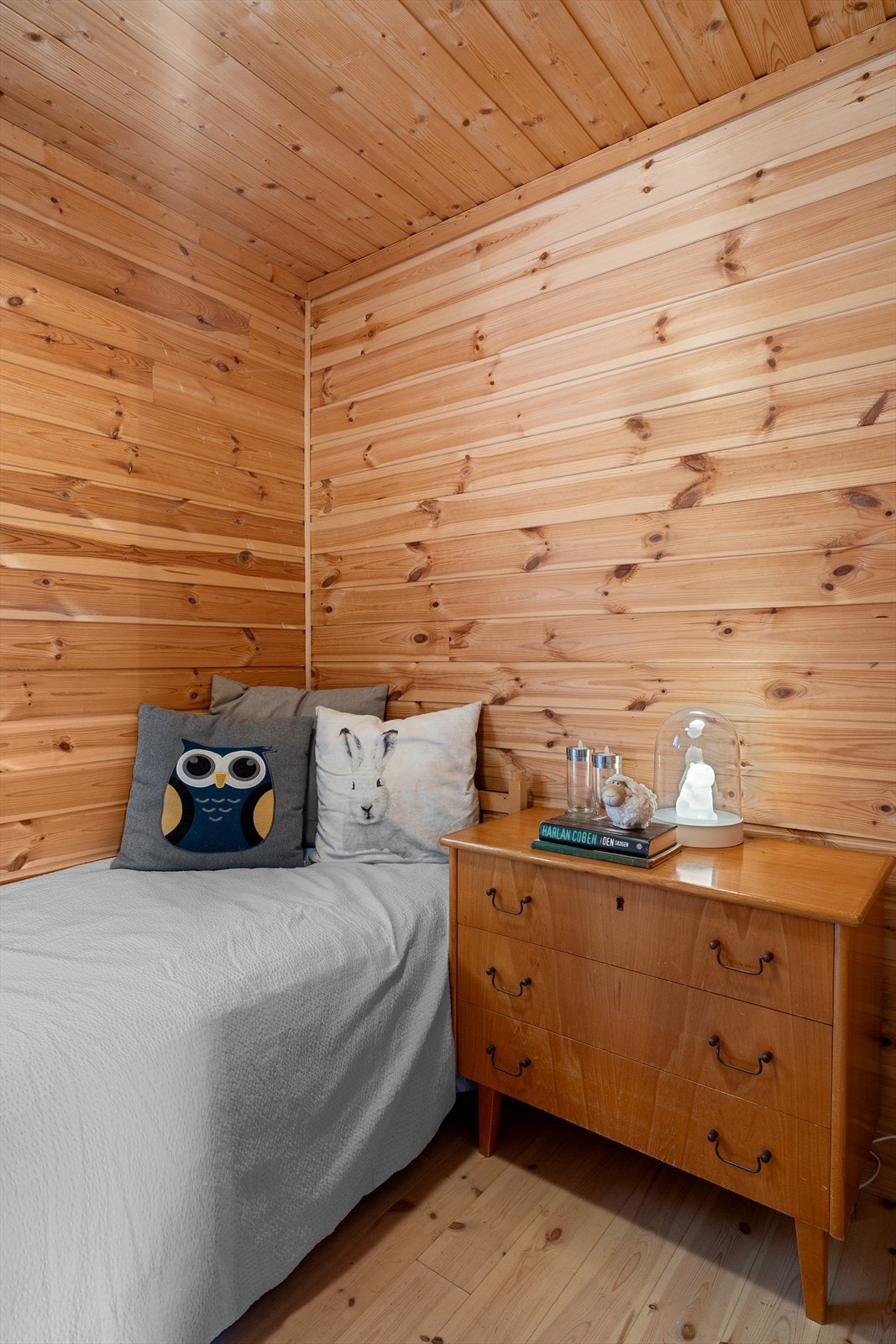 Soverom 2 av 3 i hytten. Totalt 5 sengeplasser i hytten + 2 i annekset. Galleribilde