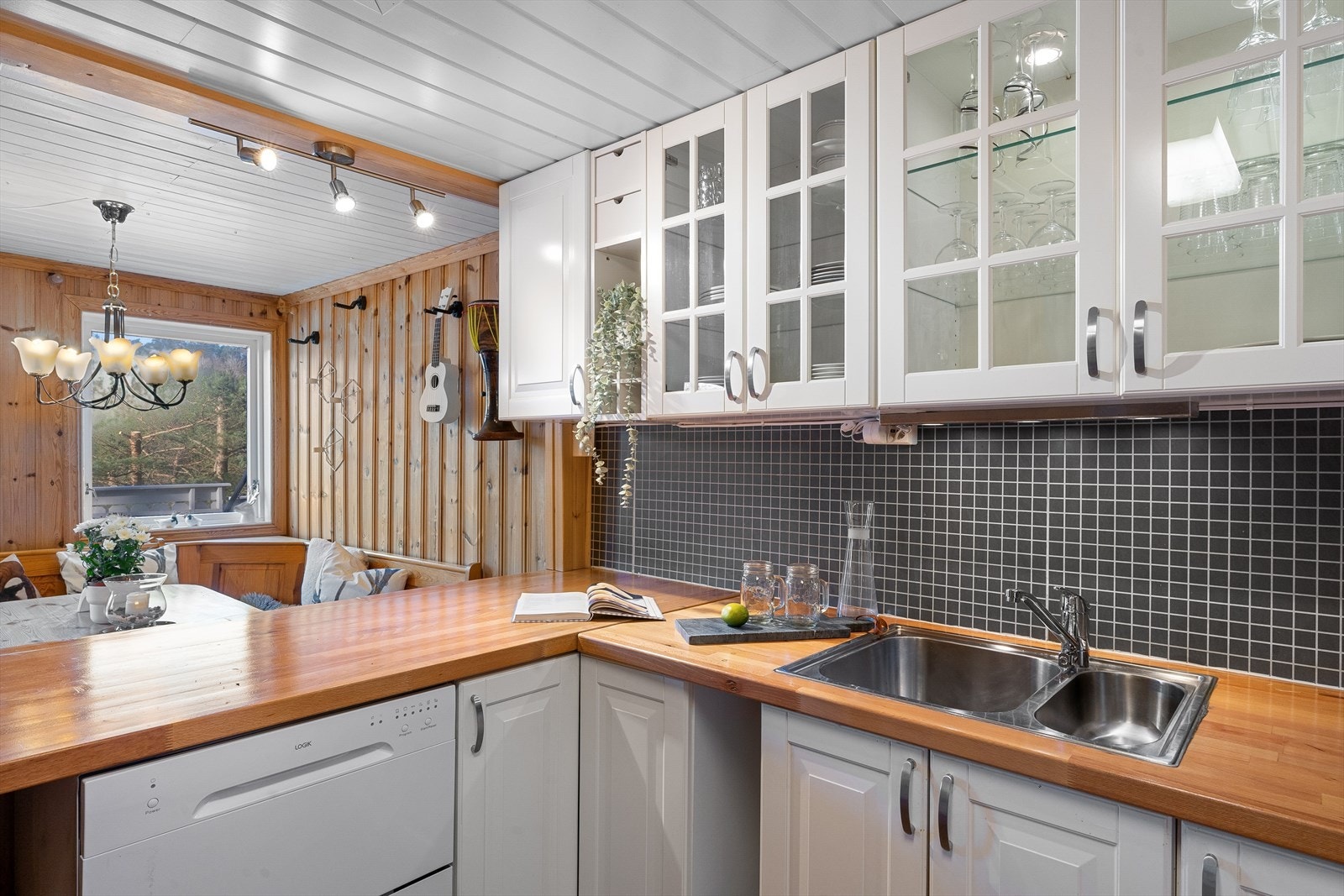 Godt med skap- og benkeplass på kjøkkenet. Galleribilde