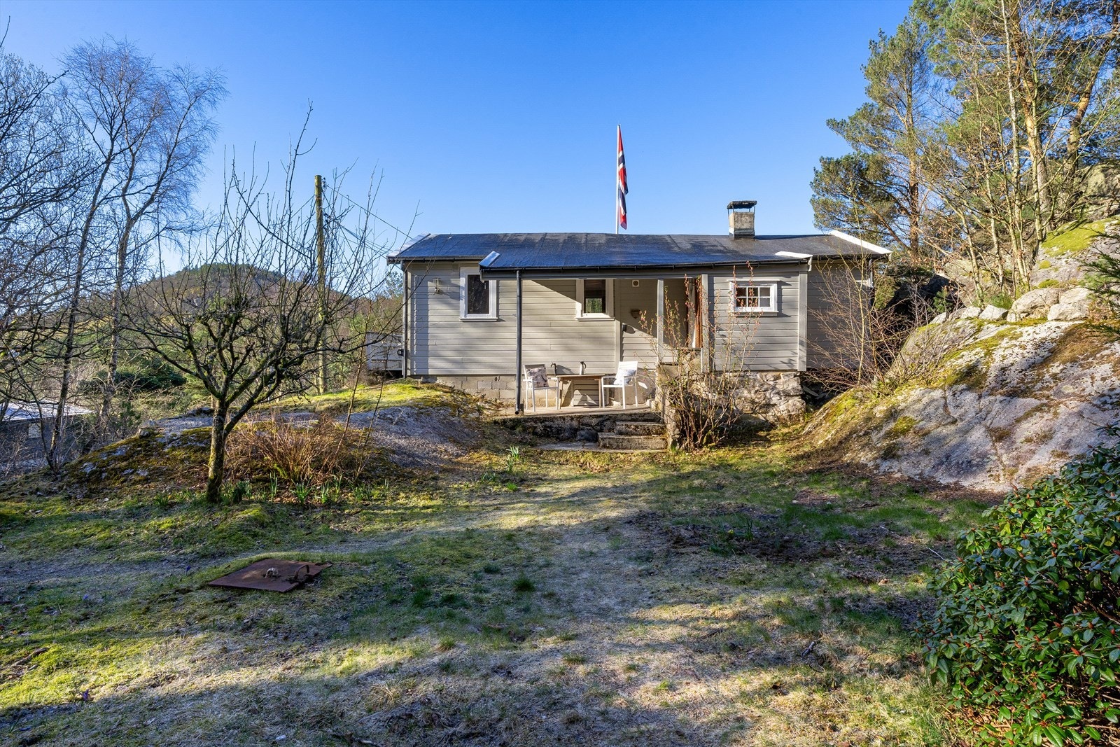 Vann hentes fra dypvannsbrønn som deles i sammen med 4 andre hyttenaboer. Galleribilde