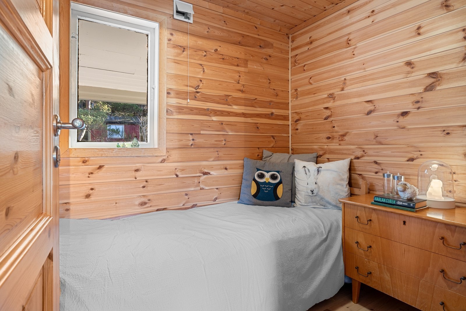 Soverom 2 av 3 i hytten. Totalt 5 sengeplasser i hytten + 2 i annekset. Galleribilde