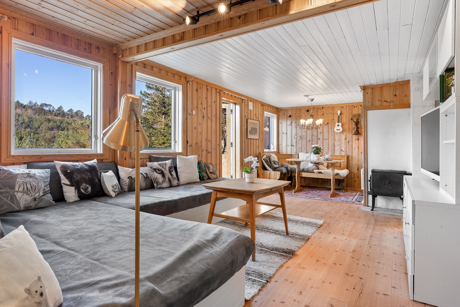 Stuen er lys og romslig med god plass til spisebord og sittegruppe. Galleribilde