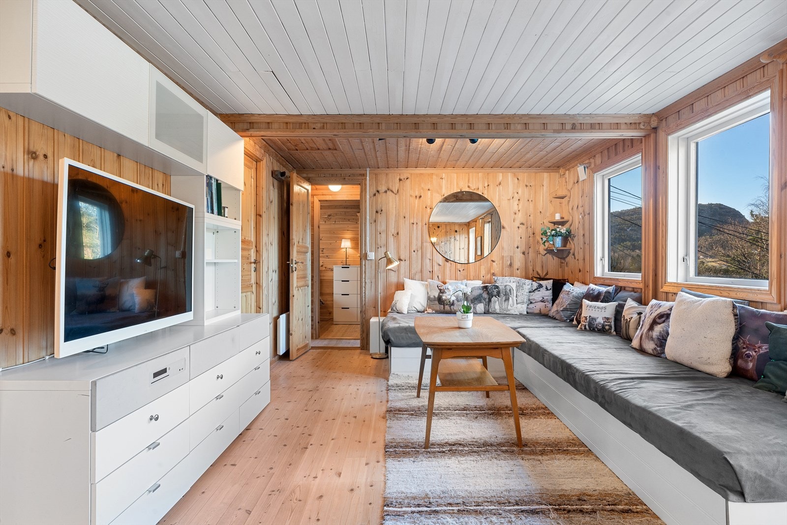 Fra stuen har man store vindusflater og pen utsikt. Galleribilde