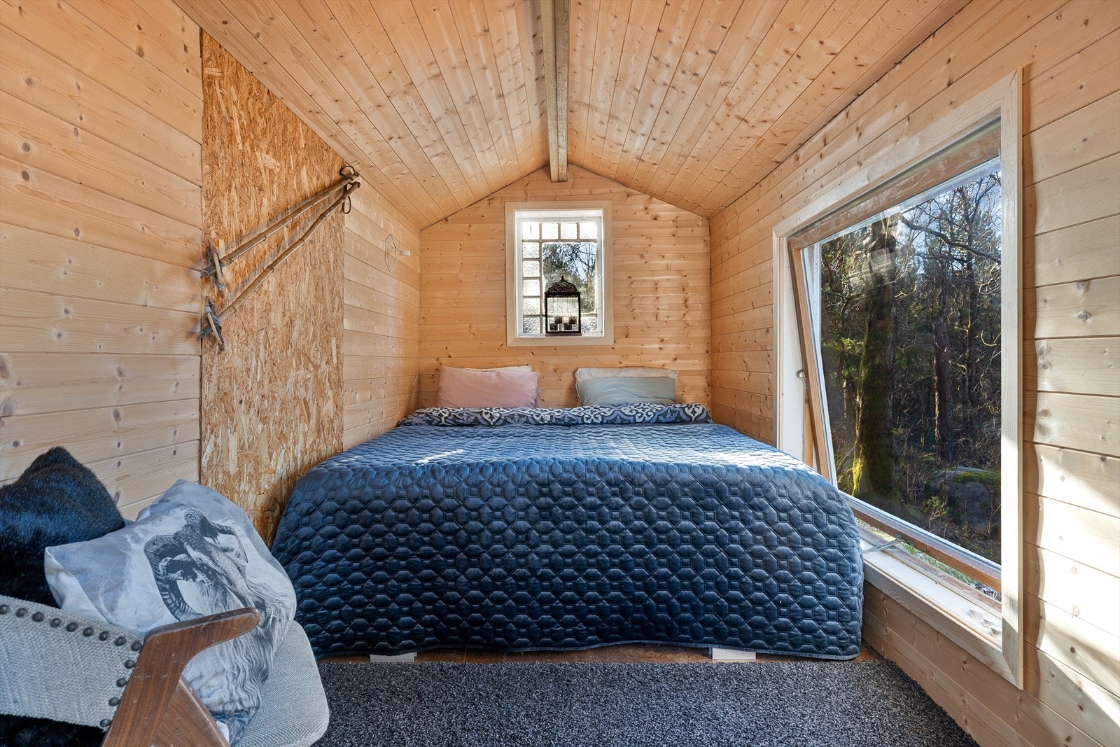 Annekset øverst på eiendommen ble oppusset i 2021 med ny isolasjon (etterisolert), ny kledning og nytt panel innvendig. Galleribilde