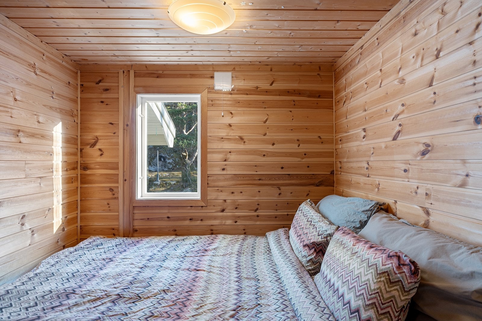 Soverom 1 av 3 i hytten. Totalt 5 sengeplasser i hytten + 2 i annekset. Galleribilde