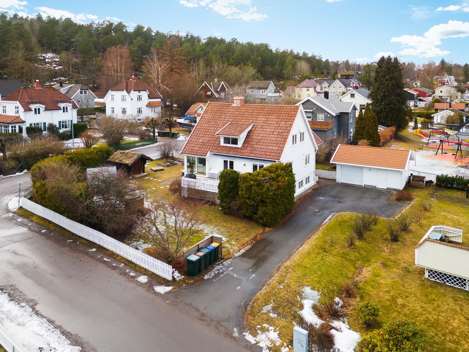 Stor og fin innkjørsel med garasje. Galleribilde