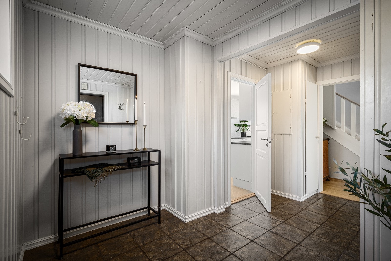 Stor og pen gang med gode muligheter for oppbevaring. Galleribilde