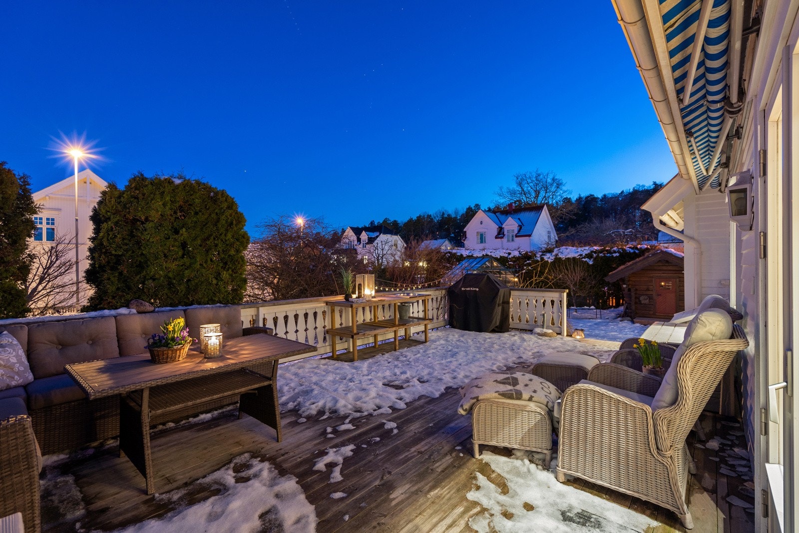 Skjermet terrasse med fine solforhold. Galleribilde