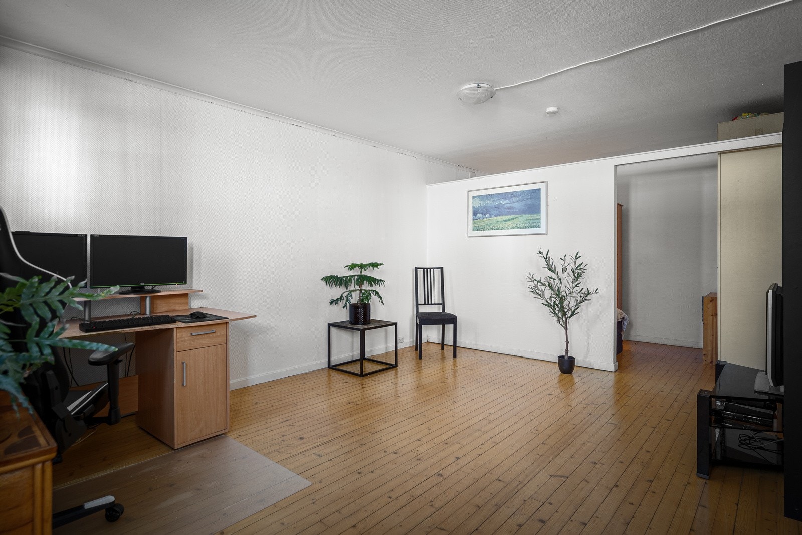 Hybelen i underetasje er av eldre stand, men innholder sovealkove, kjøkken, bad og egen inngang med entrè. Galleribilde