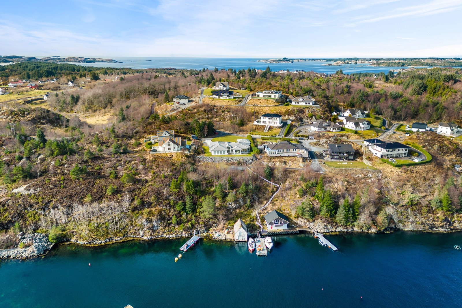 Her er det ikke lange veien fra tomten til båtfeste. Det må søkes om å legge ut flytebrygge. Galleribilde