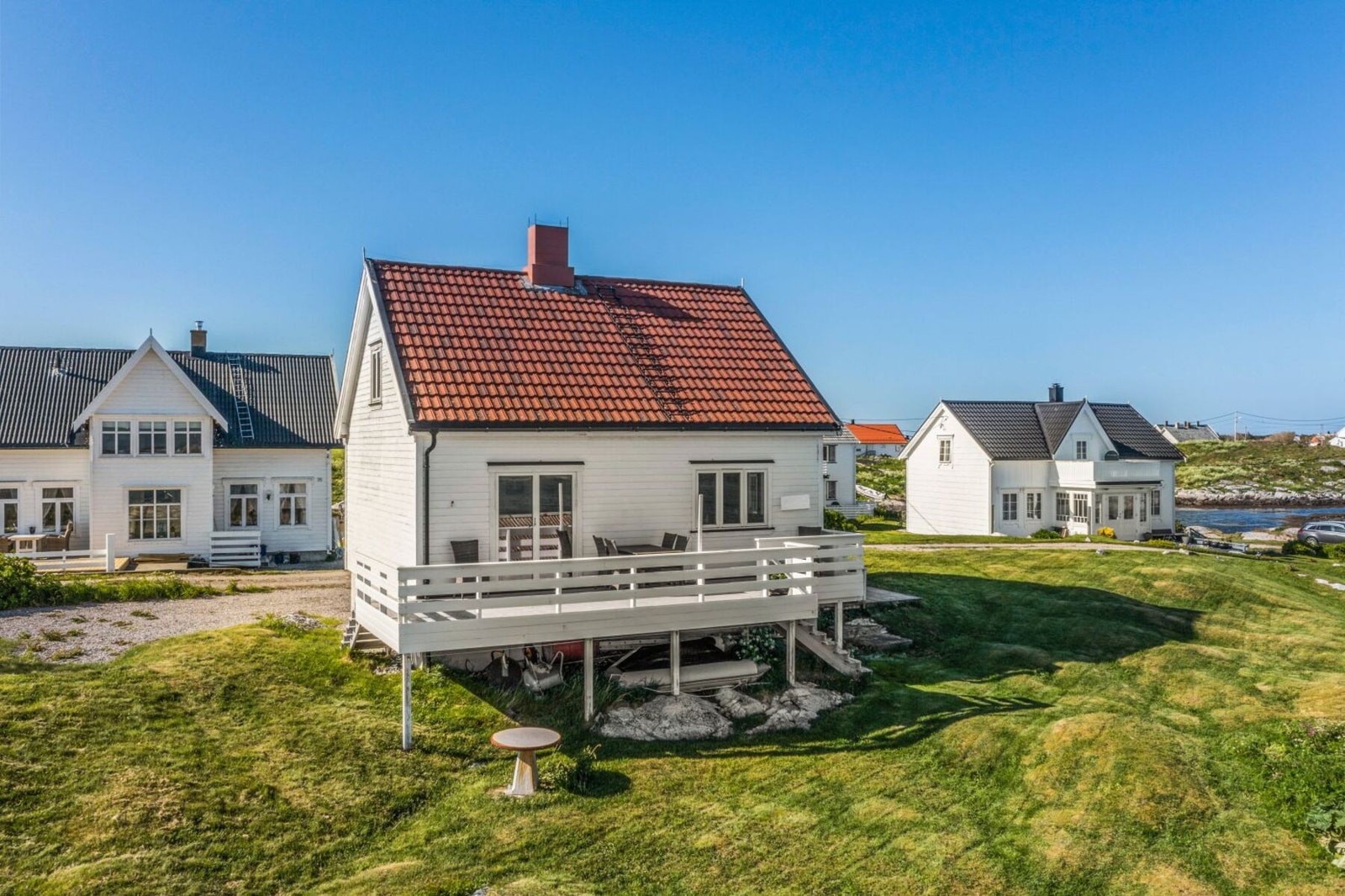 Eiendommen grenser helt ned til sjøen. Galleribilde