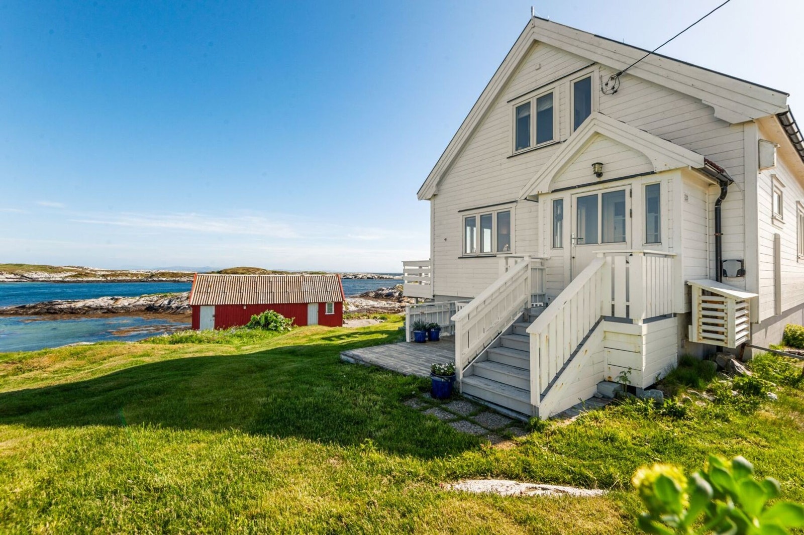 Eiendommen ligger på idylliske "Holmen" hvor bebyggelsen hovedsakelig består av fritidseiendommer. Galleribilde