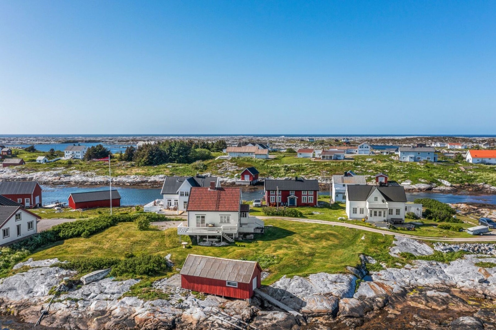 På sommerstid er det åpen cafe og et yrende folkeliv på Titran. Galleribilde