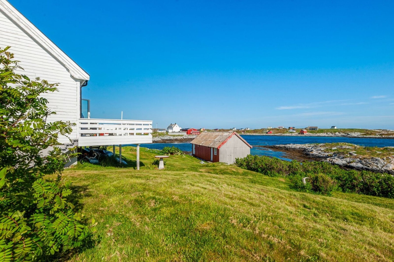 Her kan man nyte fantastisk utsikt utover sjøen, Titran og Sletringen fyr. Galleribilde