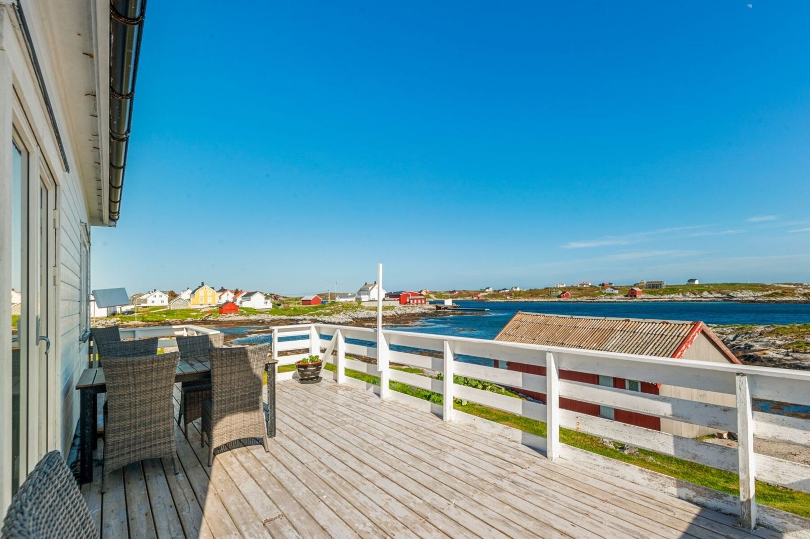 Verandaen er romslig med plass til flere sittegrupper, grill m.m. Galleribilde
