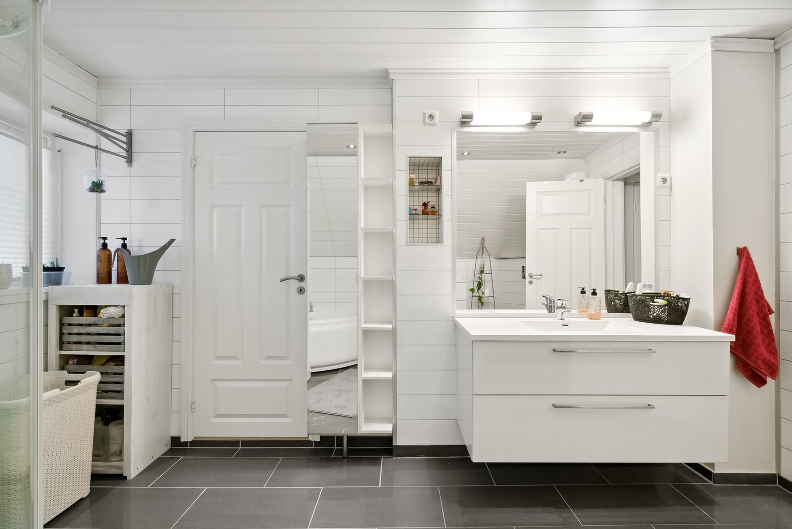 Moderne innredning og varmekabler i gulv. Walk-in closet innenfor bad Galleribilde