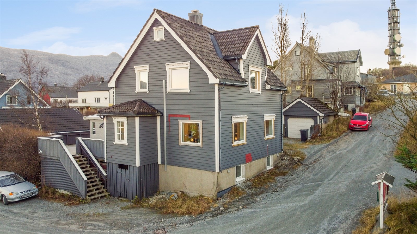 Boligen har to boenheter, noe som gir muligheter for utleie. Galleribilde