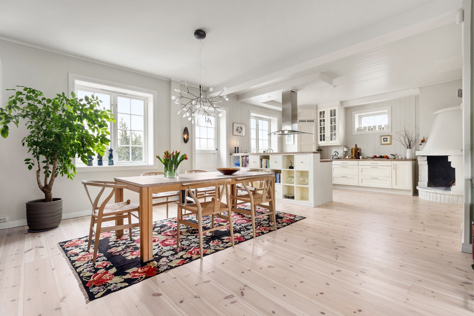 Innvendig blir man møtt av store, åpne og svært lyse oppholdsrom med en sosial stue/kjøkkenløsning. Galleribilde