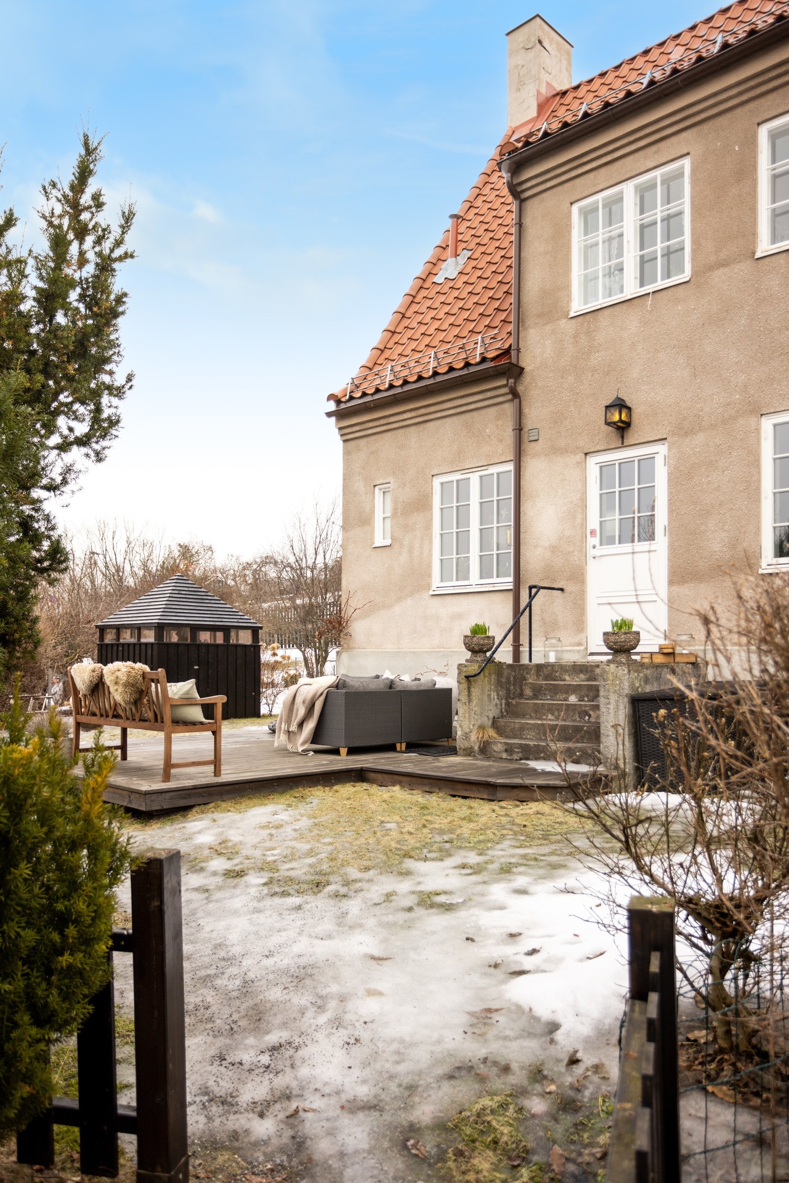 Detaljer | Velkommen inn. Det er enkel tilgang både fra Per Gynts vei og fra Tyrihansveien. Det er satt opp praktisk utebod for ekstra lagringsplass. Galleribilde