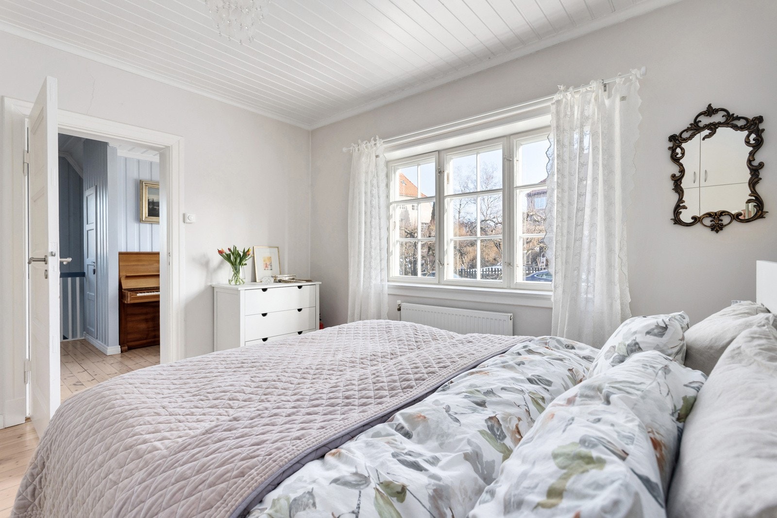 Hovedsoverommet er lyst og luftig, og av god størrelse. Galleribilde